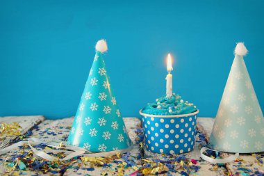 Doğum günü kek ve ahşap masa mum konseptiyle