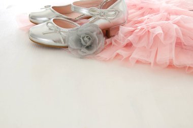 Vintage tül pembe şifon elbise ve ahşap beyaz zemin üzerinde gümüş Ayakkabı