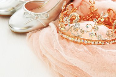 Vintage tül pembe şifon elbise, taç ve ahşap beyaz zemin üzerinde gümüş Ayakkabı