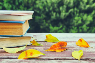 eski ahşap masa kitap yığını açık havada öğleden sonra