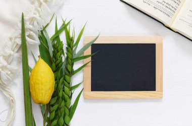 Sukkot Yahudi bayramı. Geleneksel Semboller (dört tür): Etrog, lulav, hadas, arava