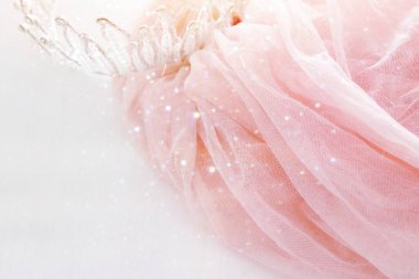 Vintage tül pembe şifon elbise ve elmas taç ahşap beyaz masa üzerinde. Düğün ve kızın parti konsept