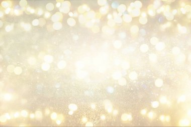 Pırıl pırıl ışıklar arka plan. Gümüş ve açık altın. Odaklanmamış