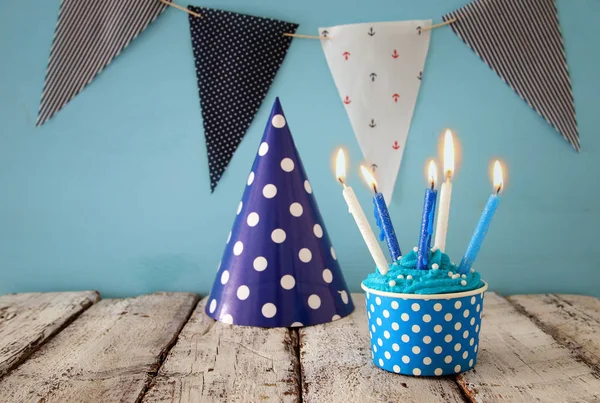Doğum günü kavramı cupcake ve ahşap masa üzerinde mum