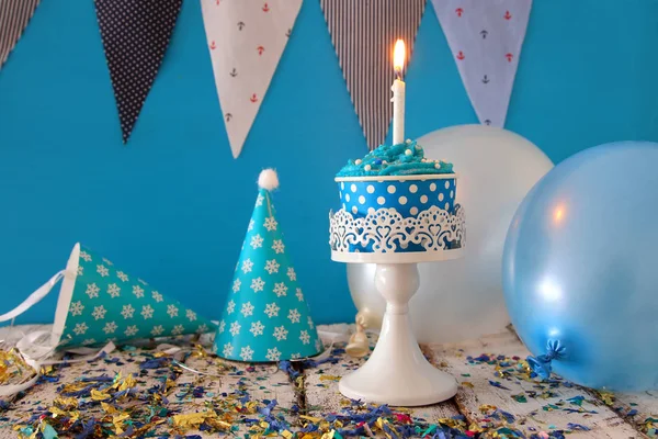 Doğum günü kek ve ahşap masa mum konseptiyle