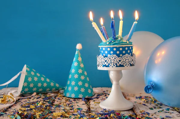 Doğum günü kavramı cupcake ve ahşap masa üzerinde mum