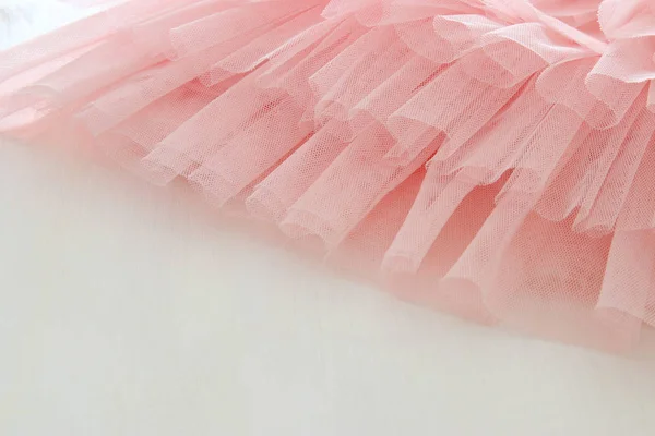 Vintage Tule roze chiffon jurk op houten witte tafel. Bruiloft en meisje partij concept — Stockfoto