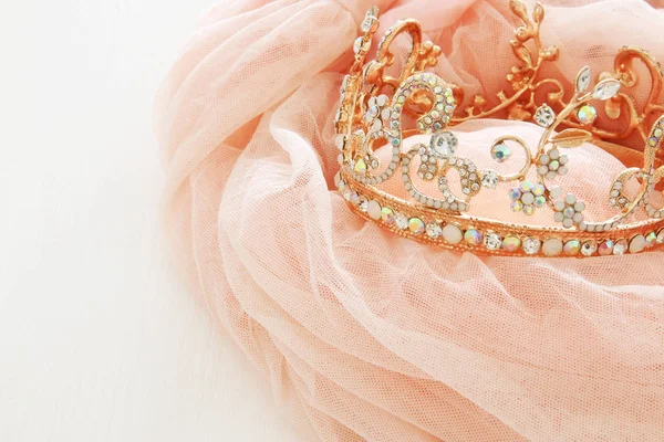 Vestido de chiffon de tule rosa vintage e tiara de diamante na mesa branca de madeira. Conceito de festa de casamento e menina — Fotografia de Stock