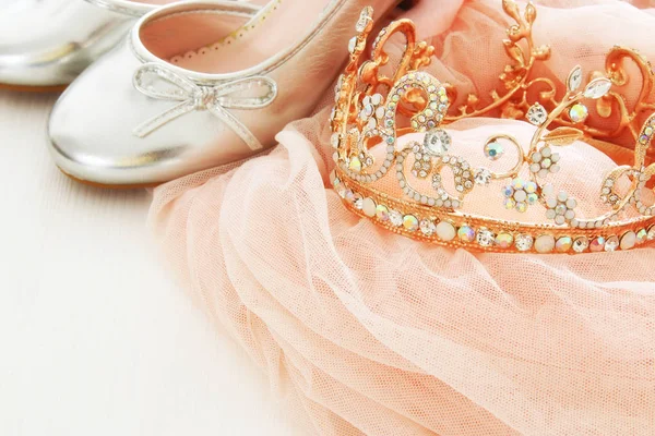 Vintage tül pembe şifon elbise, taç ve ahşap beyaz zemin üzerinde gümüş Ayakkabı