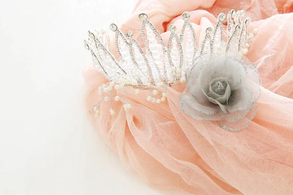 빈티지 튈 핑크 시 폰 드레스와 다이아몬드 티아라 나무 흰색 테이블에. 결혼식과 여자의 파티 개념 — 스톡 사진