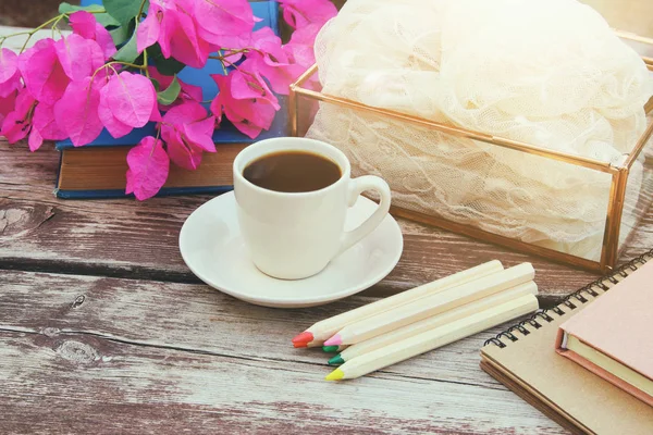 Libros, lápices de colores y una taza de café en la vieja mesa de madera al aire libre en el parque — Foto de Stock