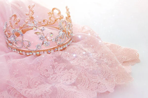 Vintage tyll rosa chiffong klänning och diamond tiara på vita träbord. Bröllop och flickans party konceptet — Stockfoto