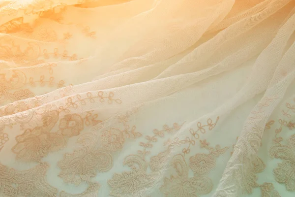 木製の白いテーブルの上ヴィンテージ チュール ピンクのシフォン ドレス。結婚式や女の子のパーティー コンセプト. — ストック写真
