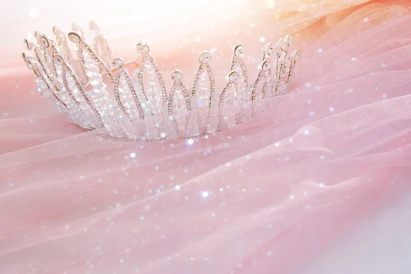 Vintage tül pembe şifon elbise ve elmas taç ahşap beyaz masa üzerinde. Düğün ve kızın parti konsept
