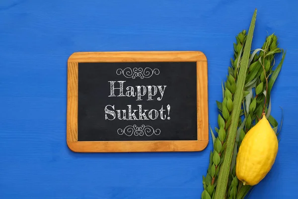 Judisk festival av Sukkot. Traditionella symboler (de fyra arterna): Etrog, lulav, hadas, arava — Stockfoto