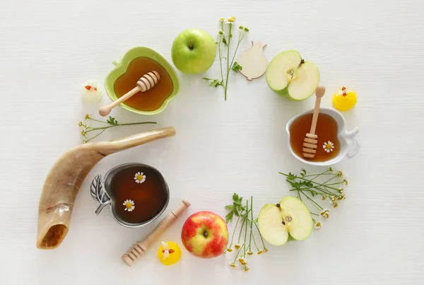 Rosh hashanah (jewish New Year holiday) concept. Traditional symbols. — Stock Photo, Image