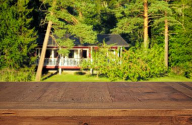 ahşap masa önünde yeşil Orman ağaçları arka plan manzara. ürün görüntüleme ve sunum için