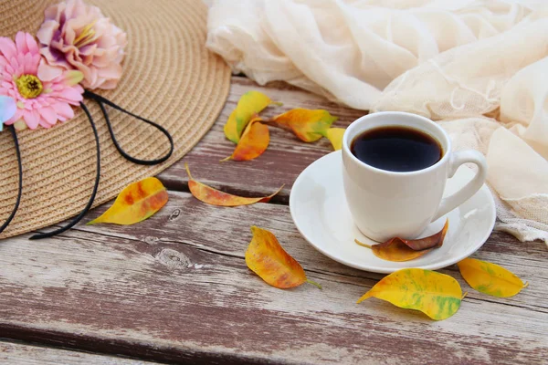 Imagen de taza de café sobre mesa de madera y hojas de otoño — Foto de Stock