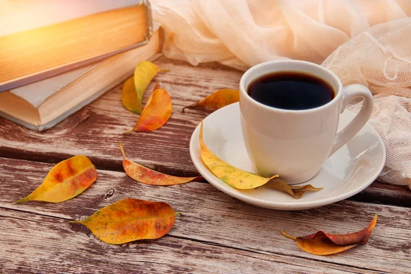 Imagem de xícara de café sobre mesa de madeira e folhas de outono — Fotografia de Stock