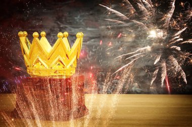 Tahta masanın üzerinde altın taç resmi