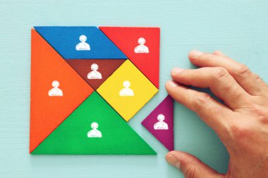 insanlar simgeler, insan kaynakları ve yönetim kavramı ile blok bulmaca Tangram.