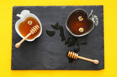 Kayrak tahtada tatlım. Rosh hashanah (Yahudi yeni yıl tatili) kavramı