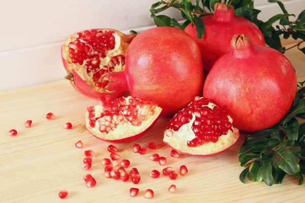 Rosh hashanah (jewesh New Year holiday) concept - pomegranate — Stock Photo, Image