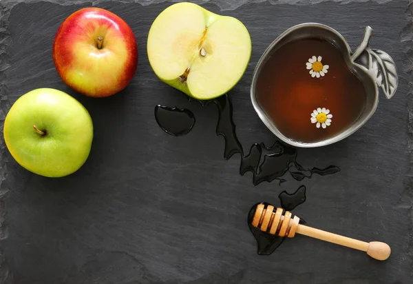 Honey, apple on slate board. Rosh hashanah (jewish New Year holiday) concept — Stock Photo, Image