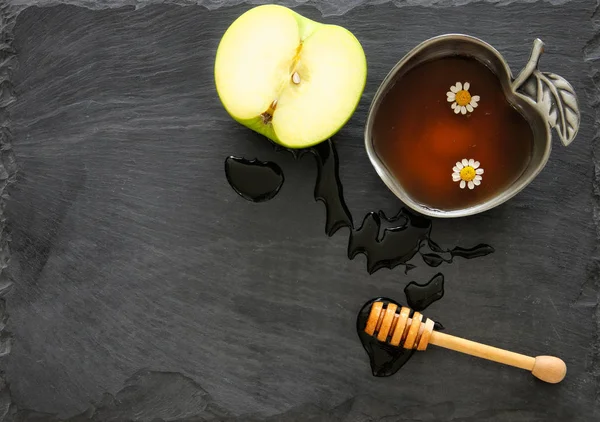 Cariño, manzana en pizarra. Rosh hashaná (vacaciones judías de Año Nuevo) concepto — Foto de Stock