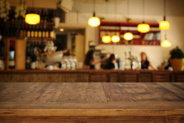 Soyut bulanık restoran önünde ahşap masa görüntü arka plan ışıklar