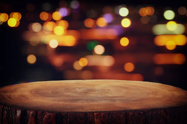 Imagen de mesa de madera frente a abstracto borroso restaurante luces fondo . —  Fotos de Stock