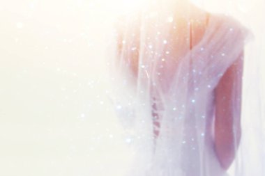 Rüya gibi soyut ve bulanık arka plan arkadan gelinlik ile güzel gelin