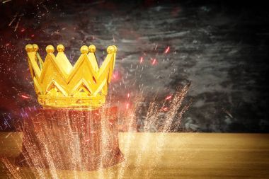 Tahta masanın üzerinde altın taç resmi