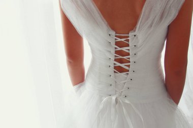 Düğün elbise ve peçe, arkadan ile güzel gelin