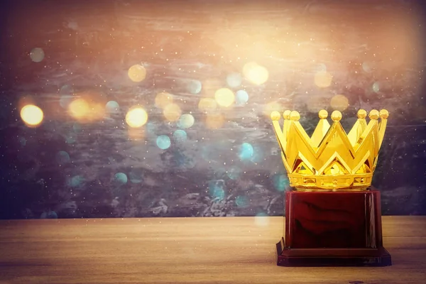 Imagen de la corona de oro premio sobre mesa de madera — Foto de Stock