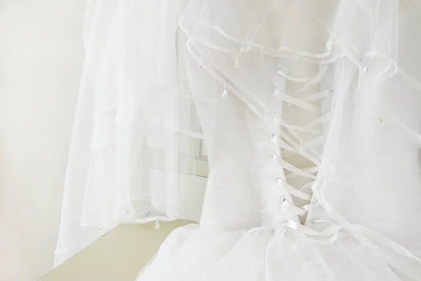 Красивое белое свадебное платье и вуаль на стуле — стоковое фото