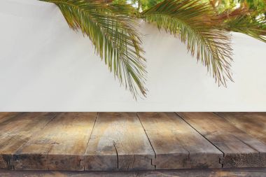 Sukkot Yahudi bayramı. Geleneksel succah (kulübe). Ürün görüntüleme ve sunum için boş ahşap eski tablo