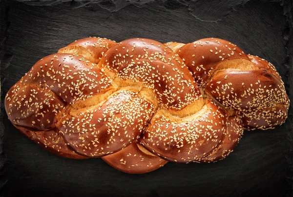 Kép a kő palalemezből zsidó hagyományos Barhesz kenyér — Stock Fotó