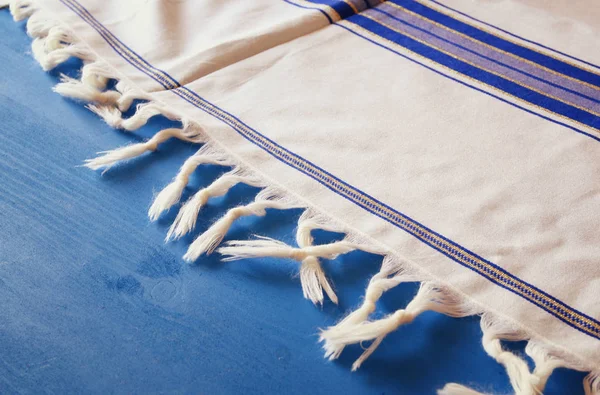 Bílé modlitební šál - talitem, židovský náboženský symbol. — Stock fotografie