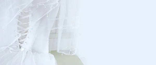 Vestido de noiva branco bonito e véu na cadeira — Fotografia de Stock