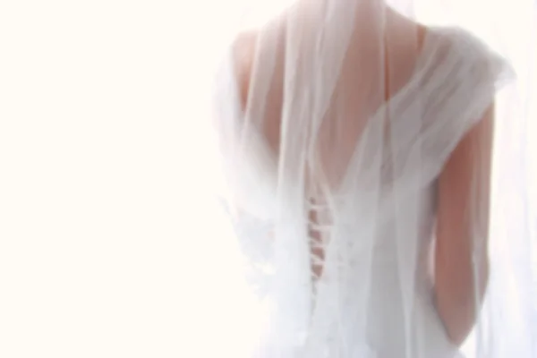 Fondo abstracto y borroso de ensueño de la novia hermosa con vestido de novia, por detrás — Foto de Stock