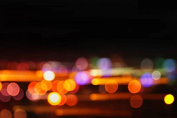 Imagen de colorido desenfocado desenfocado bokeh luces. concepto de movimiento y vida nocturna —  Fotos de Stock