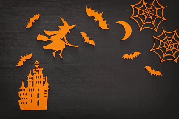 Halloween vacanza concetto vista dall'alto scena. Vecchio castello, strega, pipistrelli su legno bachground nero — Foto Stock