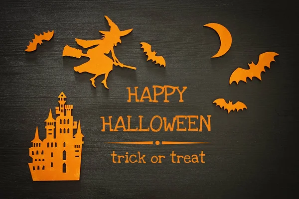 Halloween ünnep koncepció felülnézet jelenet. Régi kastély, a boszorkány, a denevérek, a fából készült fekete bachground — Stock Fotó