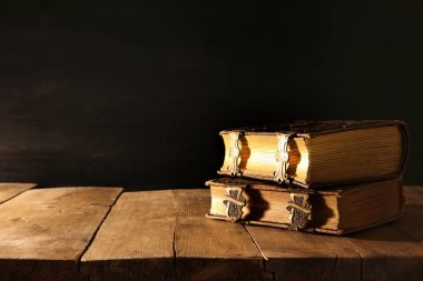 Antika kitaplar, eski ahşap masa üzerinde pirinç tokalar ile görüntü