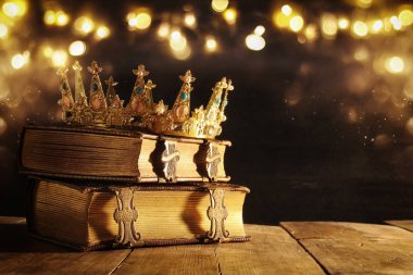 güzel Kraliçe/kral taç eski kitap. vintage filtre. fantezi Ortaçağ dönemi