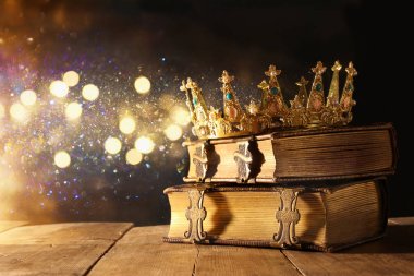 güzel Kraliçe/kral taç eski kitap. vintage filtre. fantezi Ortaçağ dönemi