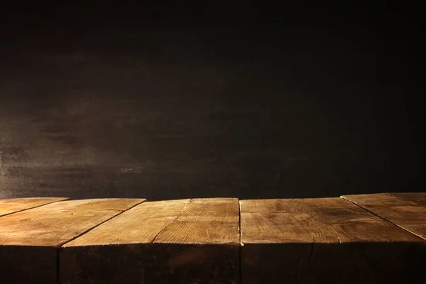 Mesa de madeira e fundo de quadro-negro. Pronto para montagem de exibição de produto — Fotografia de Stock