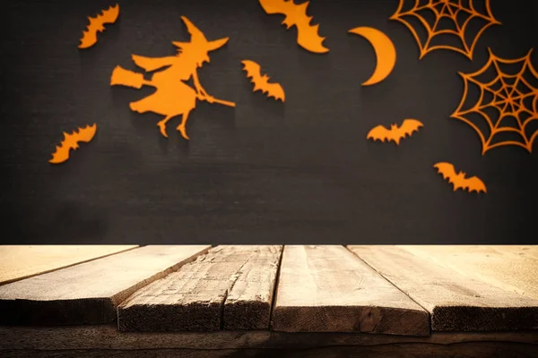 Concept van Halloween vakantie. Lege rustieke tafel voor spider web, heks en vleermuizen achtergrond — Stockfoto