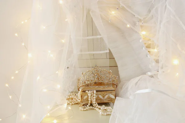 Gyönyörű fehér esküvői ruha és fátyol szék, arany garland fények — Stock Fotó